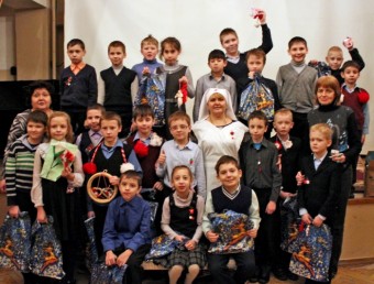 Юные Кантемировцы подарили мэрцишоры детям в Москве